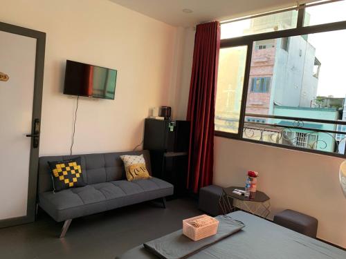 胡志明市Elegant Homestay Sai Gon - District 3的带沙发和窗户的客厅