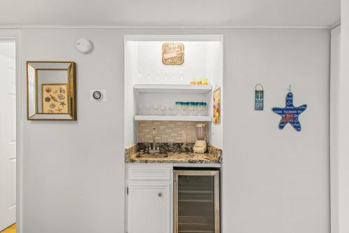 默特尔比奇Seascape 109的厨房配有白色橱柜和台面