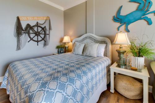 沃尔顿堡滩Pirates Bay A409的一间卧室配有一张带蓝色棉被的床