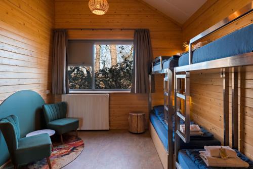 GorsselStayokay Hostel Gorssel - Deventer的客房设有双层床和窗户。