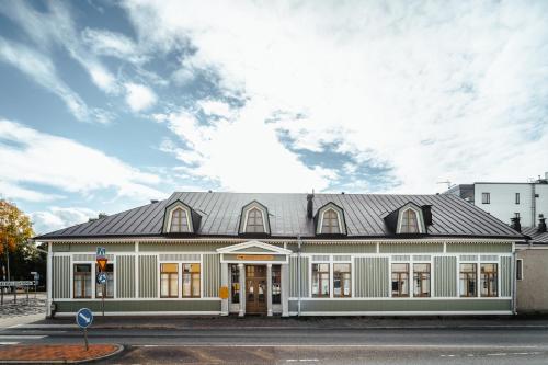 约恩苏Johanssonin talo 1849的一座白色的大建筑,有灰色的屋顶
