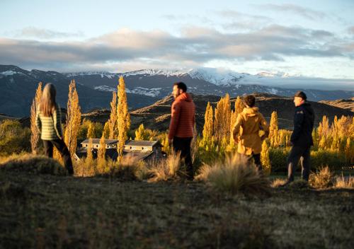 科克拉内Explora en Parque Nacional Patagonia的一群站在山地里的人