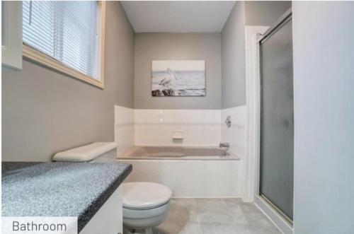 加蒂诺Comfy Private Bedroom near Downtown Ottawa/Gatineau的浴室配有卫生间、盥洗盆和淋浴。