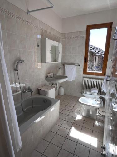 赫拉弗多纳Casa Marcela的带浴缸、卫生间和盥洗盆的浴室