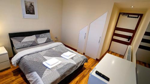 阿伯丁Private Room in Modern Apartment的一间卧室配有一张床和一台笔记本电脑