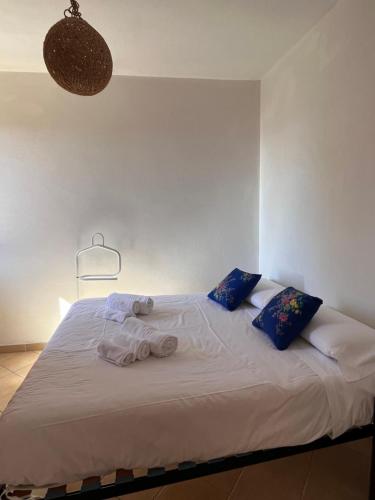 赫拉弗多纳Casa Marcela的一间卧室配有带毛巾的床