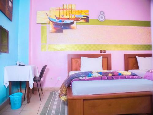 雅温得HOTEL DE LA VALLEE NEW的一间卧室配有一张壁画床