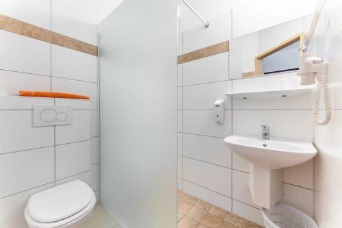 萨尔茨堡萨尔茨堡展览中心酒店的白色的浴室设有卫生间和水槽。