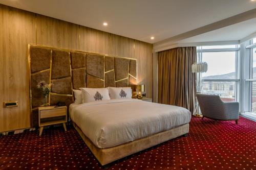 奥兰Melissa Hotel的酒店客房设有一张床和一个大窗户