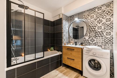 圣普列斯特Le Nouveau Monde - Appartement Chic et Confortable的一间带洗衣机和洗衣机的浴室