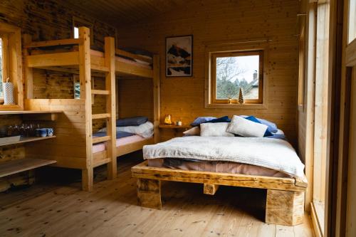 VšelibiceTiny House nad Českým rájem的小木屋内一间卧室配有两张双层床