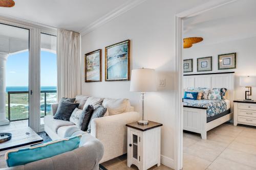彭萨科拉海滩Portofino 4-1002的客厅配有沙发和1张床