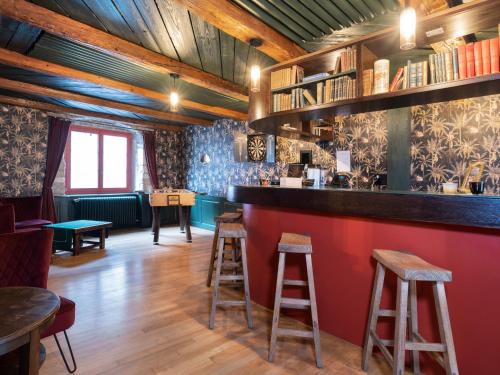 圣于尔萨讷Peanut Medieval Lodge的一间设有木天花板的酒吧