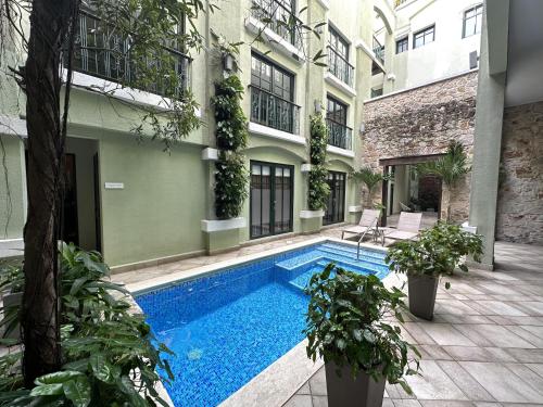 巴拿马城AmazINN Places Rooftop and Design Pool X的一座建筑的庭院中的游泳池