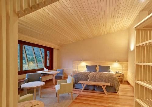 乌鲁班巴Explora Valle Sagrado的卧室配有床和桌椅