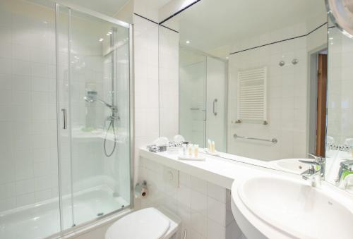 高尔维茨珀尔岛上酒店的带淋浴、盥洗盆和卫生间的浴室