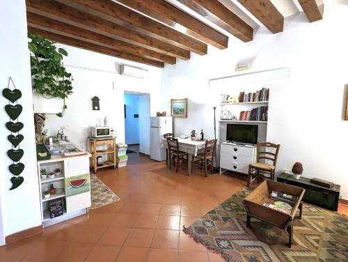 锡拉库扎La Casa Delle Fate的厨房以及带桌椅的起居室。