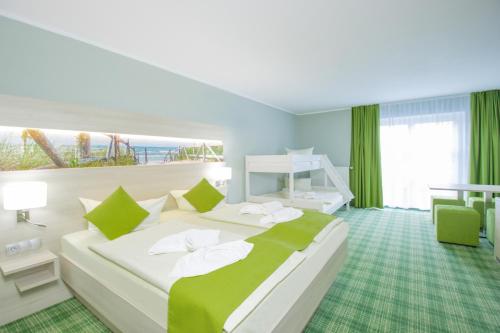 高尔维茨珀尔岛上酒店的一间卧室配有一张绿色的大白色床。