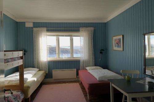 Tranøya创菲尔酒店的一间卧室设有一张床和一个窗口