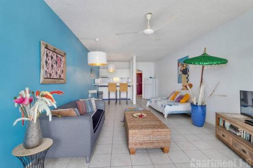 克拉伦代克博内尔岛海滨公寓的客厅配有沙发和桌子