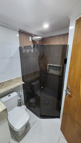 萨尔瓦多FLAT Jardim de Alah - Frente Praia的一间带卫生间和玻璃淋浴间的浴室
