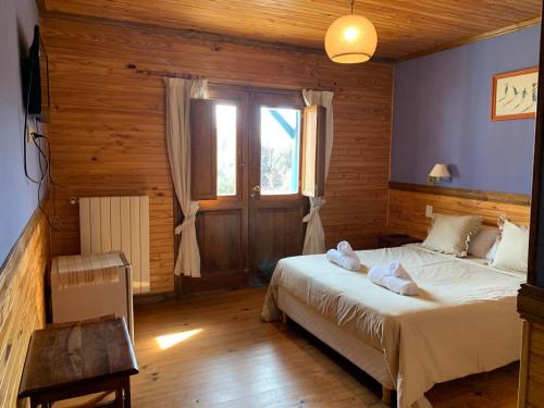 埃尔卡拉法特霍斯特里亚海宁酒店的一间带床的卧室,位于带窗户的房间内