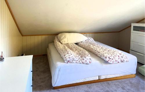 MosterhamnStunning Home In Mosterhamn With Kitchen的一张床上有两个枕头的房间