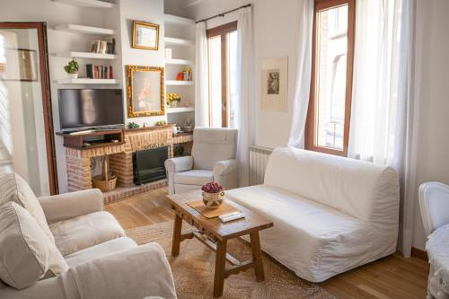托莱多Hammam de Zeid的客厅配有2张白色沙发和电视
