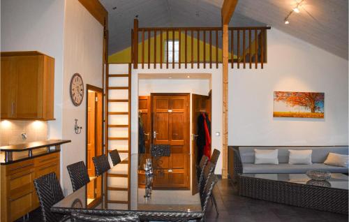 GärsnäsStunning Home In Grsns With Kitchen的一间带高架床的客厅和一间厨房
