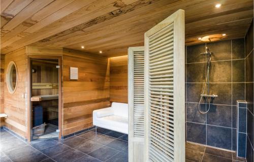 维斯桃特Cozy Home In Westouter With House A Panoramic View的带淋浴和浴缸的浴室