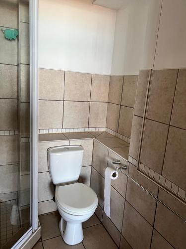阿曼济姆托蒂L’Escalier Cabanas 510的浴室设有卫生间和一卷卫生纸