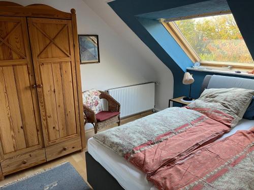 汉诺威Nettes Appartment in Langenhagen的一间卧室设有一张床和一个大窗户
