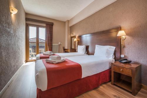 阿拉霍瓦Arahova Inn Hotel的一间设有大床和窗户的酒店客房