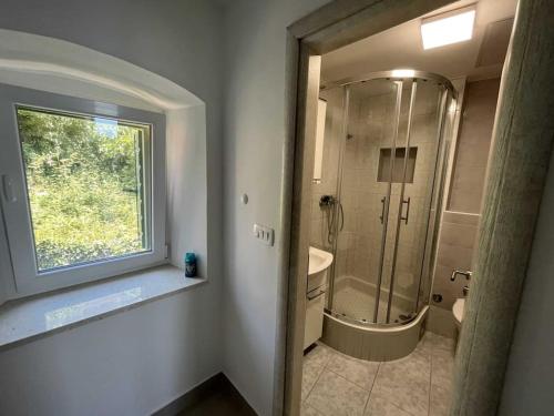 伯德古拉Holiday Home Aria的带淋浴和卫生间的浴室以及窗户。