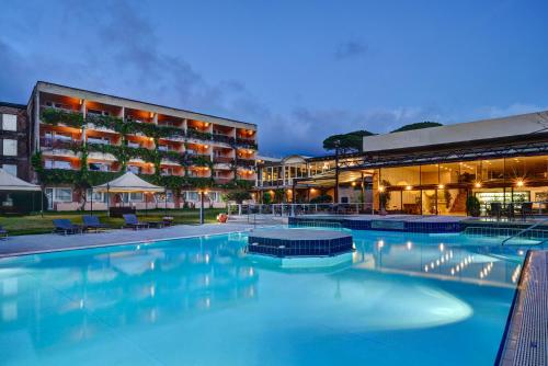 蓬塔阿拉朋塔亚拉高尔夫酒店的大楼前设有游泳池的酒店