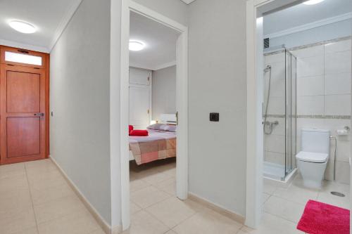 德尔锡伦西奥海岸Halcon - Costa del Silencio的一间卧室配有一张床,浴室设有卫生间