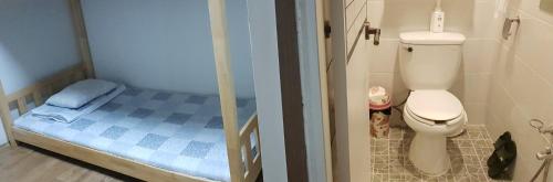 统营市朋友阁楼 的一间带床和卫生间的小浴室