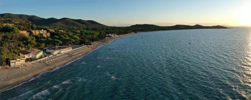 蓬塔阿拉朋塔亚拉高尔夫酒店的享有海滩和海洋的空中景致