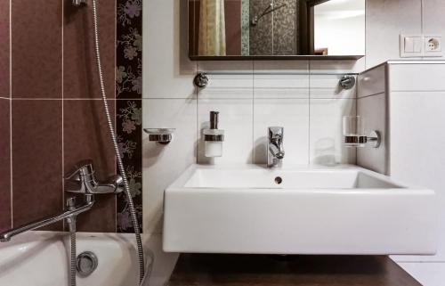 第聂伯罗Doba In Ua Peremoga Apartments的浴室配有白色水槽和淋浴。