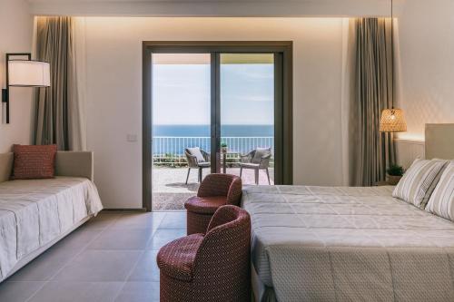 夏卡Mangia's Torre Del Barone Resort的酒店客房设有两张床,享有海景。