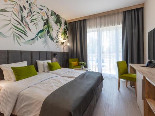 让贝克泽皮亚生态和艺术酒店的一间卧室设有一张大床和一个大窗户
