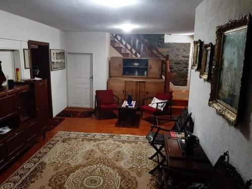 克鲁舍沃**ETNO Vila** - KRUSEVO的带沙发和椅子的客厅以及楼梯。