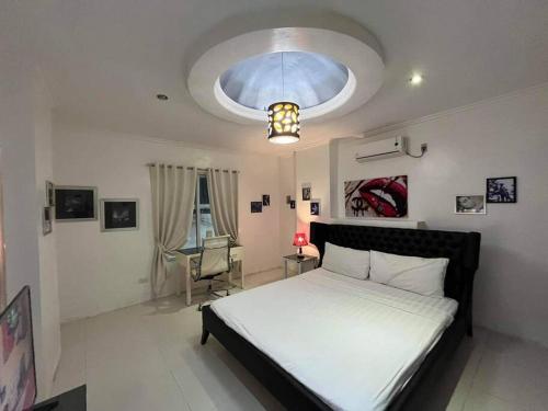 安吉利斯Kandi big 1 BR, king bed, free housekeeping, Wi-Fi的一间卧室设有一张大床和一个大窗户