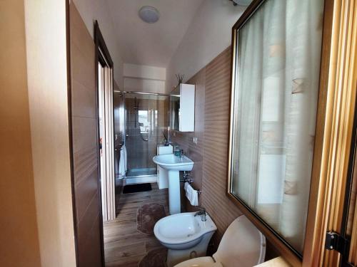 斯卡莱阿Katia's Home的一间带卫生间、水槽和镜子的浴室
