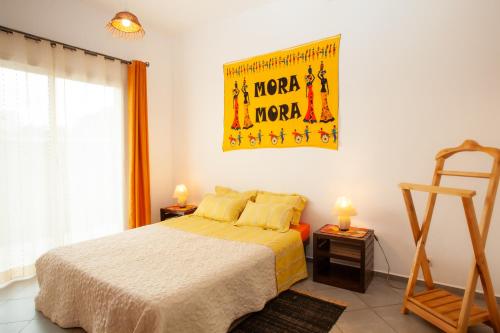 塔那那利佛LAMINA Appart的卧室配有一张床,墙上挂着一张海报