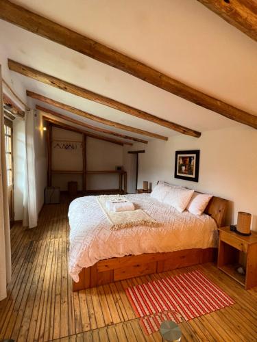 CarazCASONA LARA Lodge & Distillery的阁楼上的卧室配有一张大床