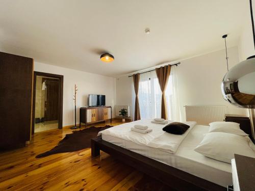 下维谢乌乡PANORAMIC Sus In Deal的卧室配有一张带白色床单和枕头的大床。