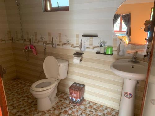 吉婆岛Cat Ba Park Homestay的一间带卫生间和水槽的浴室