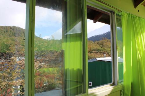 乌斯怀亚Caballo de Fuego的山景绿色窗户