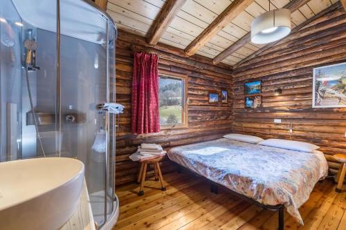 安泰伊-萨伊恩特-安德尔埃Chalet complet的小木屋内一间卧室,配有一张床
